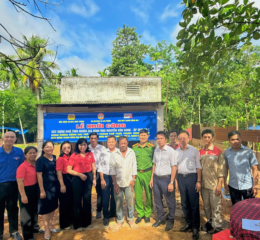 Các đại biểu chụp ảnh lưu niệm tại lễ khởi công xây nhà tình nghĩa.