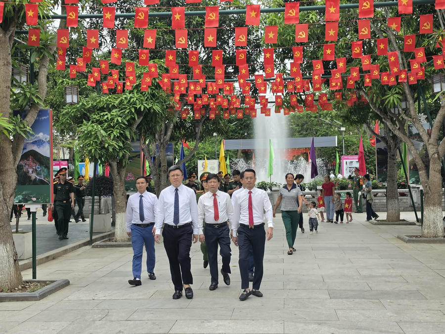Các cán bộ xã Đông Lộc, tỉnh Nghệ An hành hương về làng Sen.