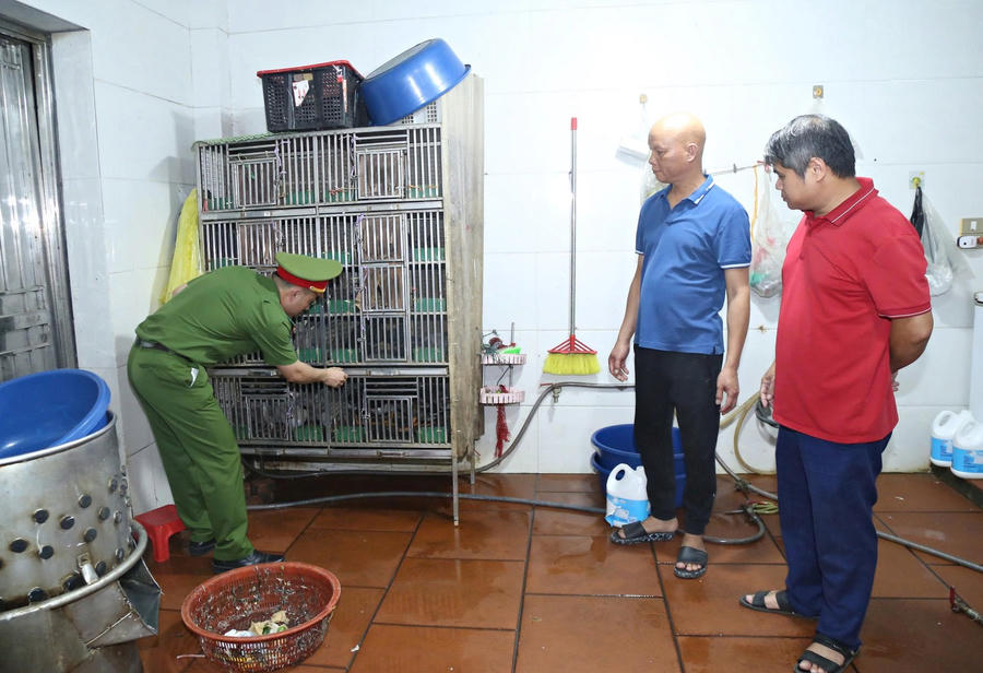 Lực lượng chức năng khám xét nơi ở của đối tượng Nguyễn Danh Việt. (Ảnh: Bộ Công an)