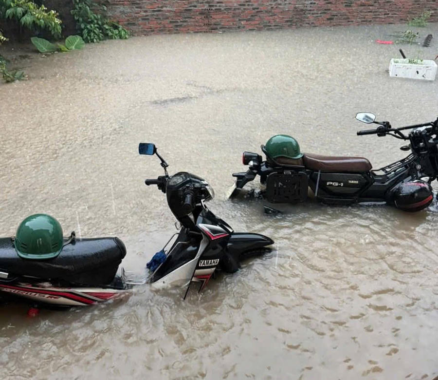 Mưa lớn kéo dài khiến nước dâng nhanh tại Cẩm Phả và Quang Hanh, nhiều phương tiện bị ngập, sinh hoạt người dân bị đảo lộn.