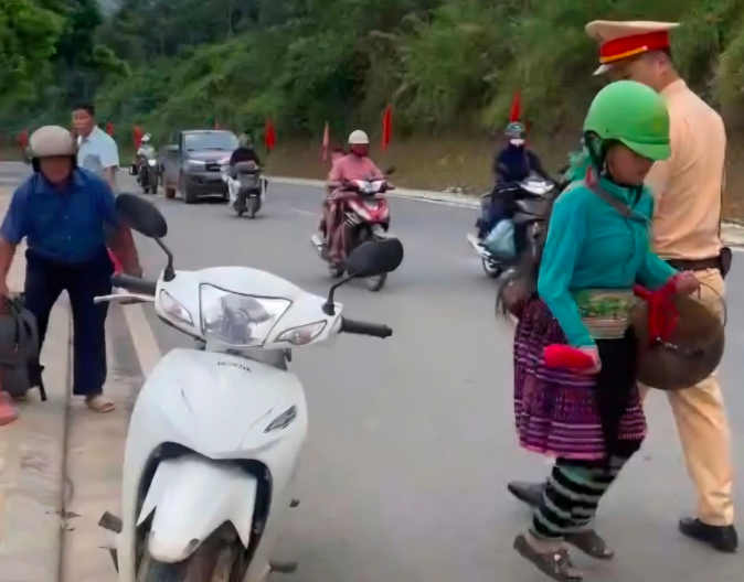 Vợ của người đàn ông đã mang chiêng ra gõ, kết hợp nhảy múa để gây áp lực với CSGT. Vợ của người đàn ông đã mang chiêng ra gõ, kết hợp nhảy múa để gây áp lực với CSGT.