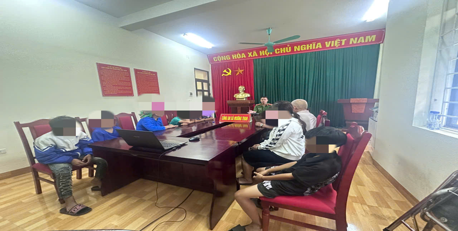 Công an xã gặp mặt phối hợp với gia đình tổ chức tuyên truyền TTATGT cho các cháu vi phạm. (Ảnh: CA Lai Châu).