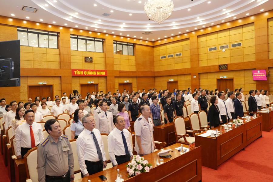 Đại biểu dự lễ chào cờ trước Lễ trao tặng Huy hiệu 40 năm, 30 năm tuổi Đảng đợt 19/5/2026.