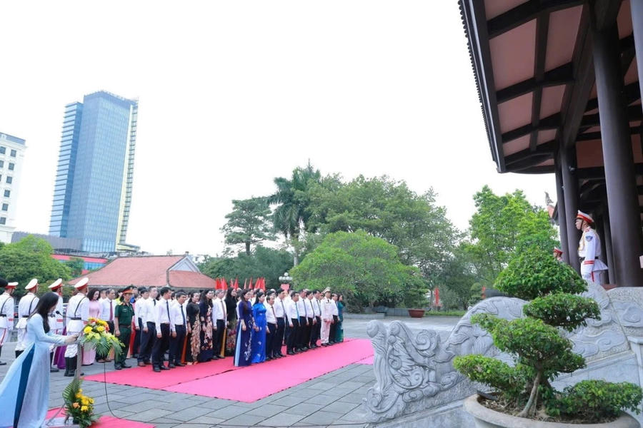 Đoàn đại biểu của tỉnh Thanh Hóa dâng hương, hoa tưởng niệm 136 năm ngày sinh Chủ tịch Hồ Chí Minh. (Ảnh: thanhhoa.gov.vn)