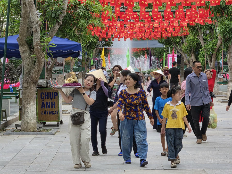 Mang theo những tình cảm gửi đến anh linh của Người.