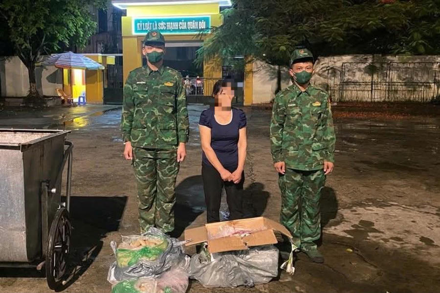 Đối tượng cùng tang vật bị lực lượng Biên phòng phát hiện tại khu vực cầu Bắc Luân I. Đối tượng cùng tang vật bị lực lượng Biên phòng phát hiện tại khu vực cầu Bắc Luân I.