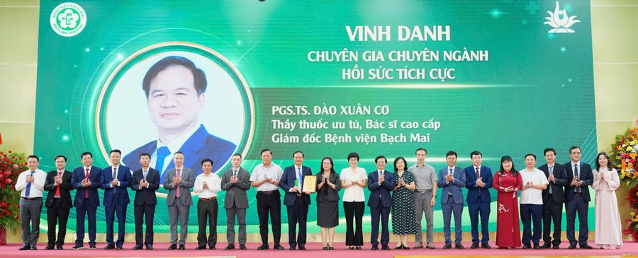 Thứ trưởng Bộ Y tế Đỗ Xuân Tuyên cùng các đại biểu chúc mừng PGS.TS Đào Xuân Cơ được vinh danh Chuyên gia chuyên ngành Hồi sức tích cực. (Ảnh: MOH)