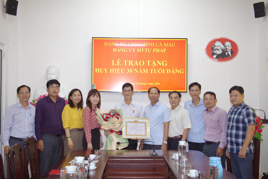 Lãnh đạo Sở Tư pháp cùng lãnh đạo các phòng, ban chụp ảnh lưu niệm cùng ông Phạm Quốc Sử.
