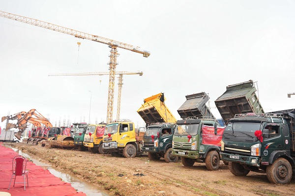 Thiết bị máy móc sẵn sàng cho lễ khởi công.