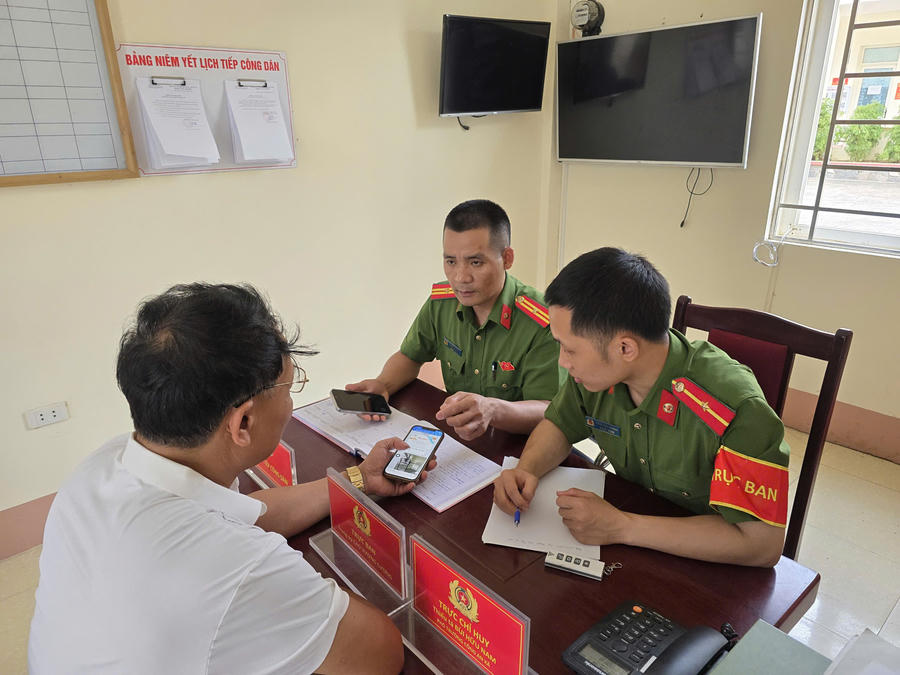 Công an làm việc với công dân tại trụ sở Công an xã Bảo Hà. (Ảnh: Công an tỉnh Lào Cai).