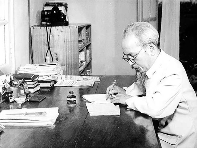 Mọi người đều tích cực hưởng ứng việc học tập và làm theo tư tưởng, đạo đức, phong cách Hồ Chí Minh.