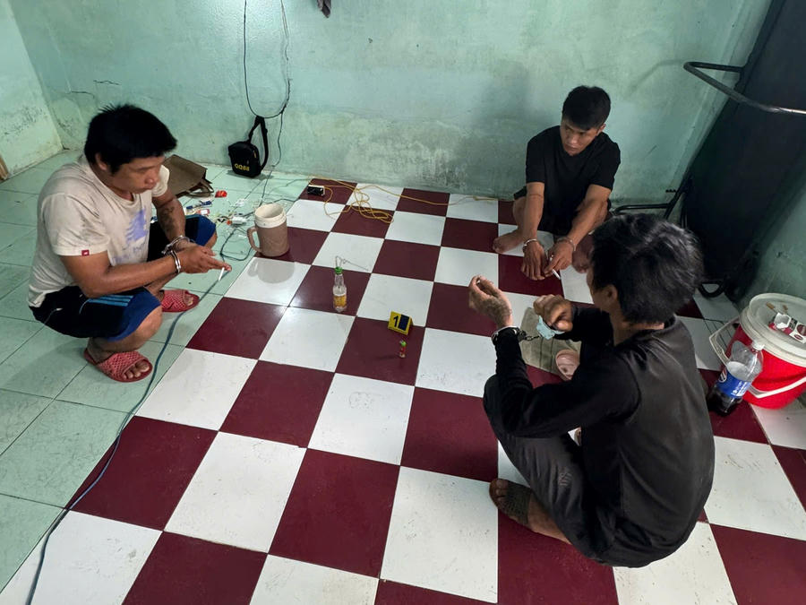 Các đối tượng bị bắt quả tang cùng tang vật.