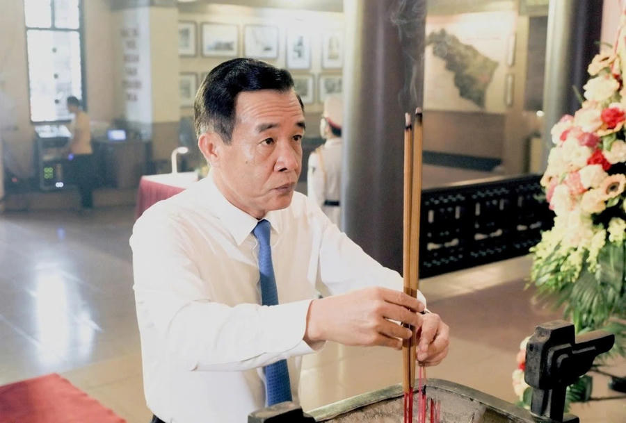 Ông Lê Đức Thái, Bí thư Tỉnh ủy Thanh Hóa dâng hương tưởng niệm Chủ tịch Hồ Chí Minh. (Ảnh: thanhhoa.gov.vn)
