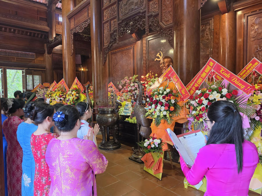 Du khách thập phương hành hương về quê Bác.
