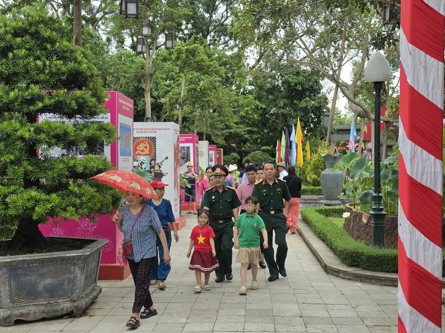Hàng vạn du khách về thăm quê Bác.