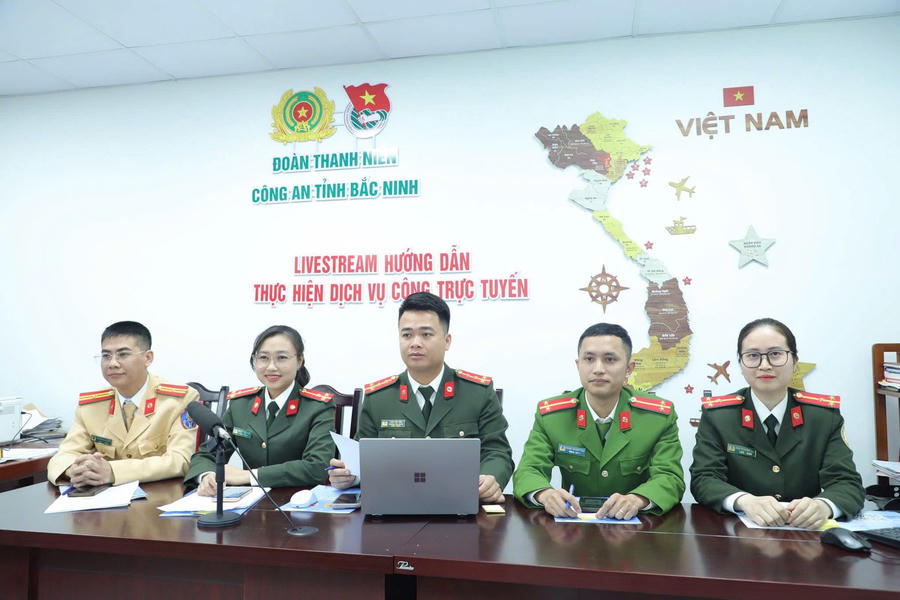 Đoàn Thanh niên Công an tỉnh livestream hướng dẫn thực hiện dịch vụ công trực tuyến thu hút đông đảo nhân dân theo dõi.