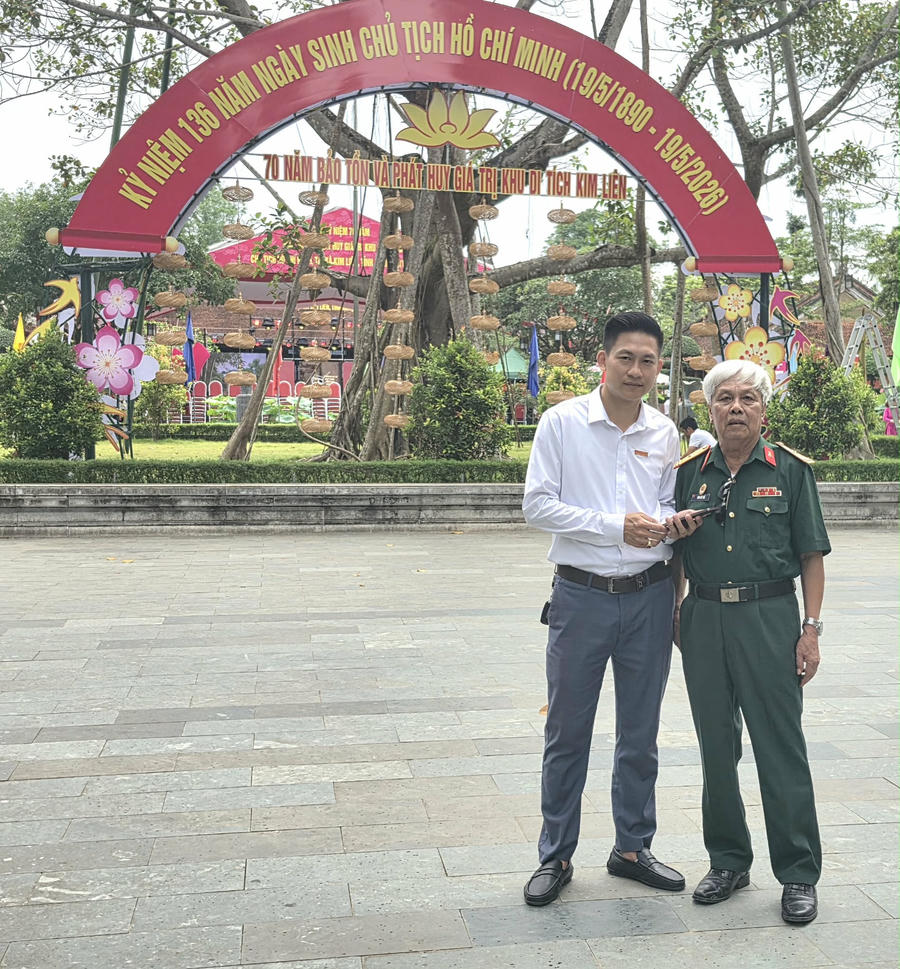 Nhiều năm qua, Cựu chiến binh Đinh Viết Quế (bìa phải) về quê Bác mỗi dịp sinh nhật của Người.