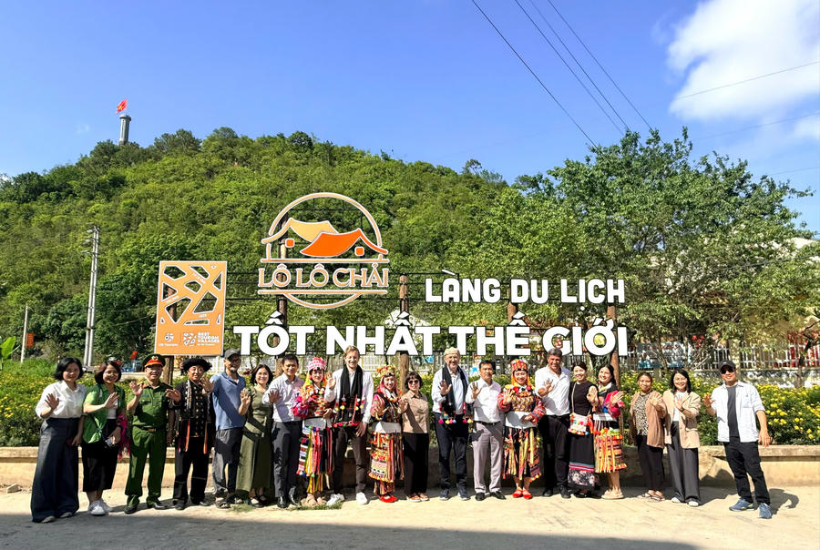 Đoàn chụp ảnh cùng chính quyền địa phương, du khách và người dân bản địa. (Ảnh: Việt Anh).