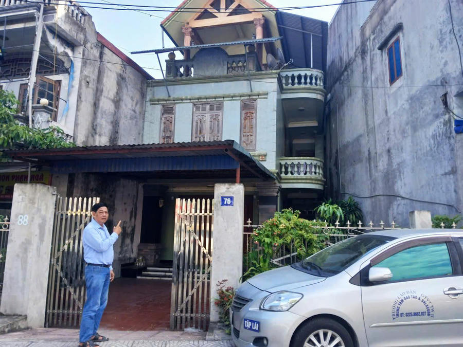 Gia đình ông Hùng đang đứng trước nguy cơ mất đất vì tin tưởng cho người quen mượn sổ đỏ để thế chấp ngân hàng.