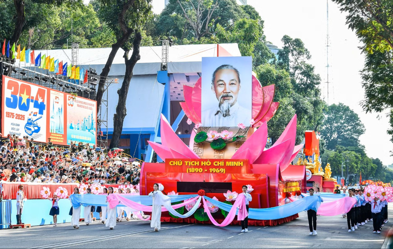 Xe rước chân dung Chủ tịch Hồ Chí Minh tại tổng duyệt diễu binh, diễu hành kỷ niệm 50 năm Ngày Giải phóng miền Nam, thống nhất đất nước, ngày 27/4/2025