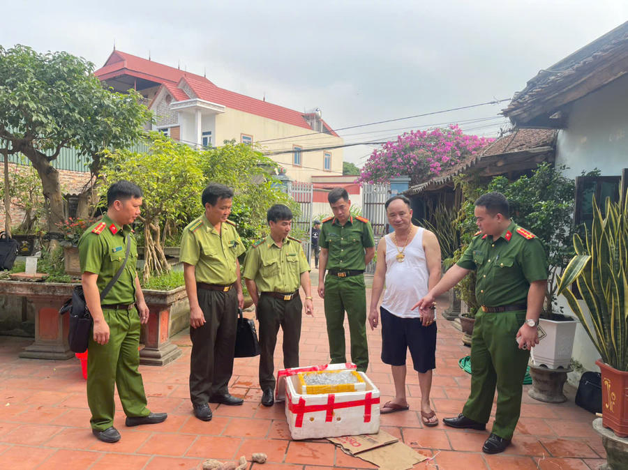 Đối tượng Nguyễn Tuấn Anh (thứ 2 từ phải sang trái) cùng tang vật. (Ảnh: Bộ Công an)