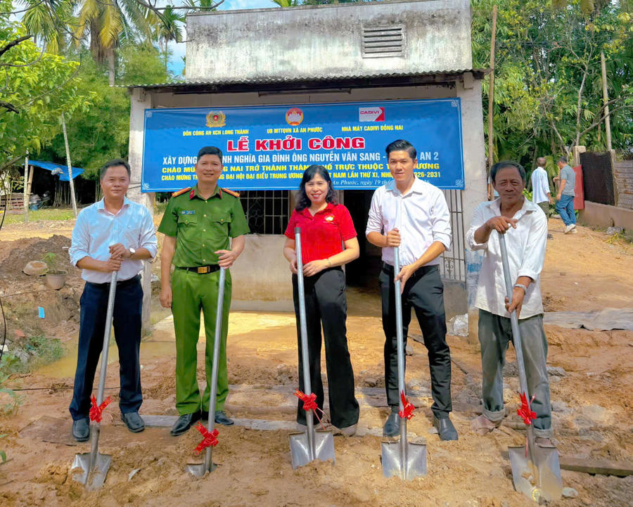 Các đại biểu thực hiện nghi lễ khởi công xây dựng Nhà tình nghĩa. Các đại biểu thực hiện nghi lễ khởi công xây dựng Nhà tình nghĩa.