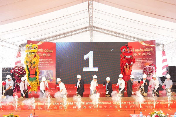 Các đại biểu thực hiện nghi lễ khởi công.