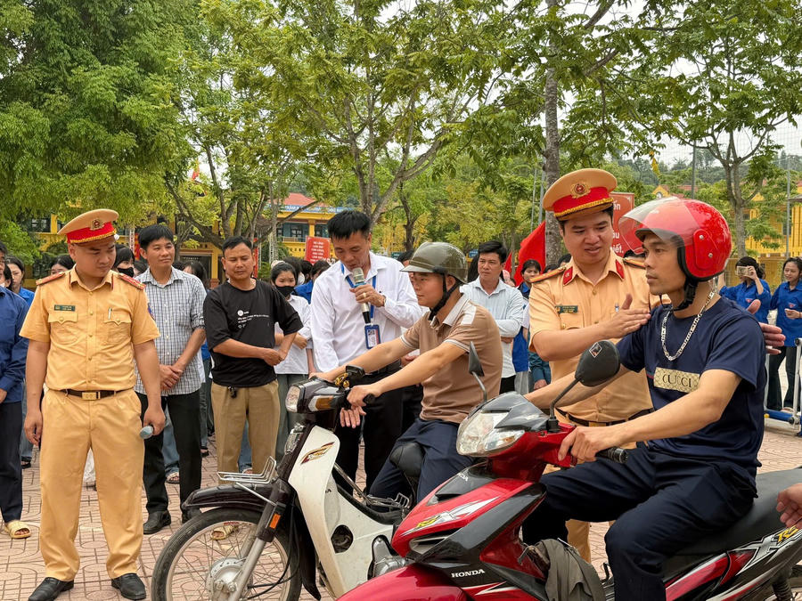 Cán bộ Phòng Cảnh sát giao thông hướng dẫn kỹ năng lái xe an toàn cho người dân tại xã Tân Sơn.