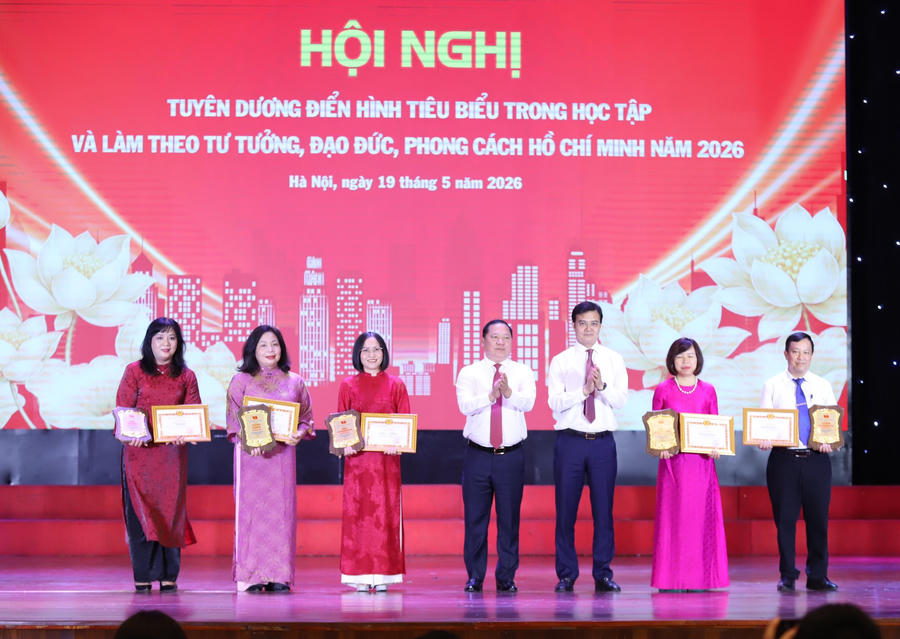 Anh Nguyễn Phi Long - Ủy viên TW Đảng, Phó Bí thư thường trực Đảng ủy MTTQ, các đoàn thể TW, Phó chủ tịch Ủy ban TW MTTQ Việt Nam và anh Bùi Quang Huy tuyên dương 05 tập thể điển hình tiêu biểu trong học tập và làm theo tư tưởng, đạo đức, phong cách Hồ Chí Minh.