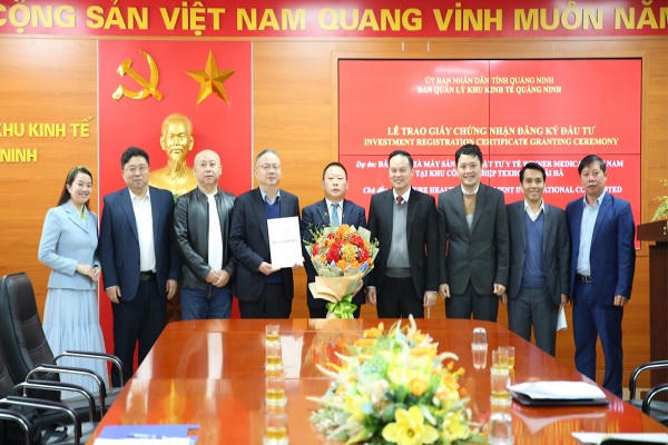 Ban Quản lý Khu kinh tế tỉnh Quảng Ninh trao Giấy chứng nhận đăng ký đầu tư cho Dự án nhà máy sản xuất vật tư y tế Winner Medical Việt Nam.