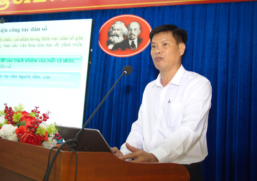 Báo cáo viên Nguyễn Tấn Lực – Phó Giám đốc Sở Y tế Cà Mau, triển khai những nội dung trọng tâm của Luật Dân số.