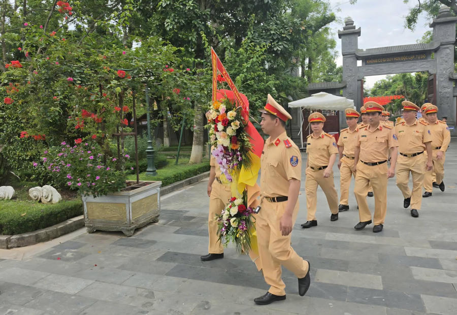 Lực lượng CSGT Công an tỉnh Nghệ An dâng hoa.