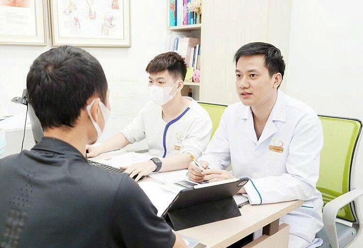 Bác sĩ Phạm Minh Ngọc tư vấn cho bệnh nhân.