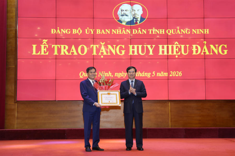 Ông Vũ Quyết Tiến, Phó Bí thư Tỉnh ủy, Chủ tịch Ủy ban MTTQ tỉnh, trao tặng Huy hiệu 30 năm tuổi Đảng cho ông Bùi Văn Khắng, Phó Bí thư Tỉnh ủy, Chủ tịch UBND tỉnh, Bí thư Đảng ủy UBND tỉnh.