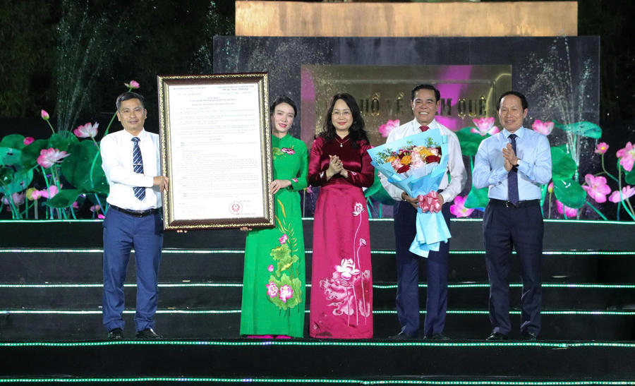 Phó Thủ tướng Chính phủ Lê Tiến Châu và Bộ trưởng Bộ Văn hóa, Thể thao và Du lịch Lâm Thị Phương Thanh trao Quyết định công nhận Khu du lịch quốc gia Kim Liên. (Ảnh: UBND tỉnh Nghệ An)