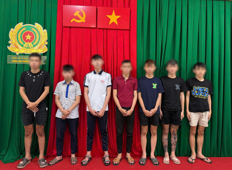 Nhóm đối tượng của Trần Thanh Nhật Phát tại cơ quan công an. Ảnh: A.X