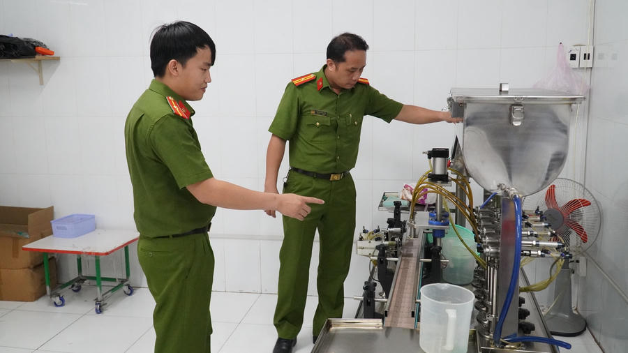 Lực lượng chức năng kiểm tra xưởng sản xuất tại Công ty. (Ảnh: Công an tỉnh Tây Ninh)