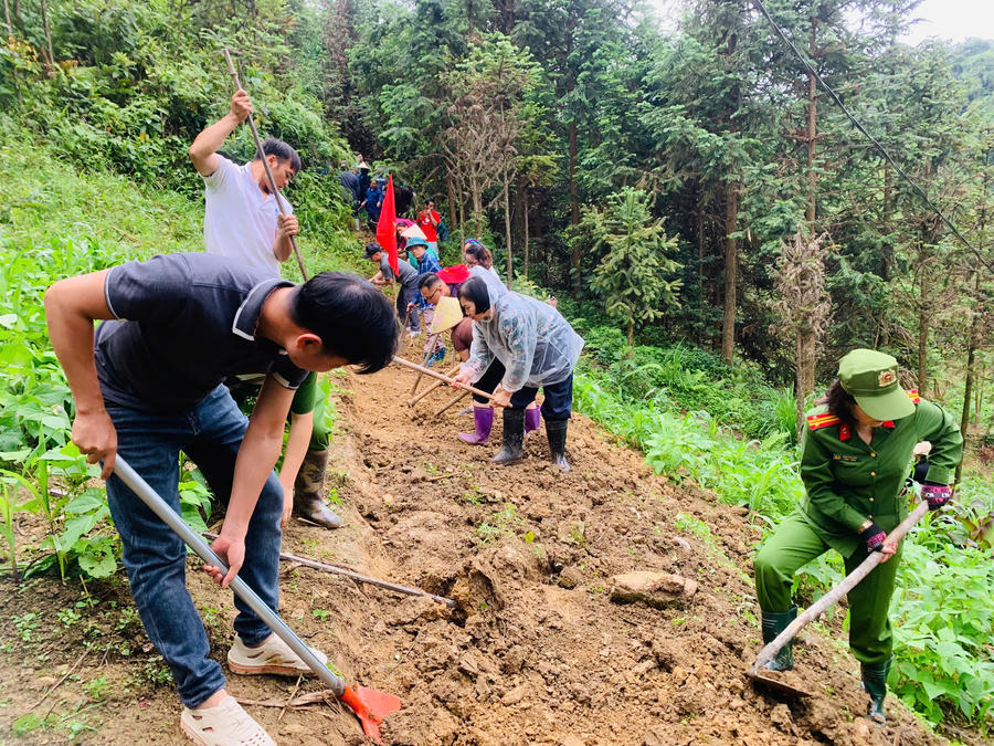 Các lực lượng tham gia sôi nổi đóng góp ngày công mở đường tuần tra với tinh thần khẩn trương. (Ảnh: Hoàng Chính).