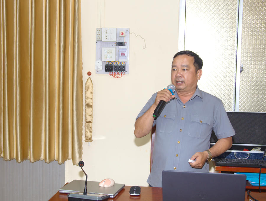Báo cáo viên Nguyễn Hoàng Xuân – Phó Chi cục trưởng Chi cục Thủy sản, Sở Nông nghiệp và Môi trường tỉnh Cà Mau triển khai các quy định trọng tâm của Luật Thủy sản và văn bản hướng dẫn thi hành liên quan trực tiếp đến hoạt động khai thác thủy sản của ngư dân.