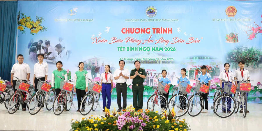 Đại tá Nguyễn Văn Hiệp, Phó Chính ủy Bộ Chỉ huy Quân sự tỉnh, Chính ủy Ban Chỉ huy Bộ đội Biên phòng tỉnh An Giang và lãnh đạo địa phương xã Vĩnh Xương tặng xe đạp cho các em học sinh trong chương trình Xuân Biên phòng ấm lòng dân bản năm 2026.