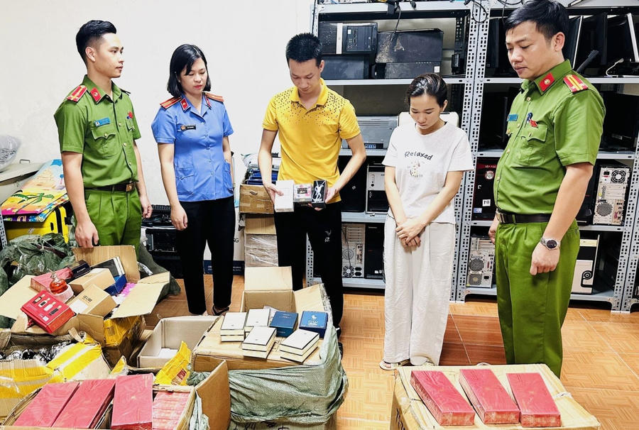 Cơ quan Công an tiến hành thu giữ sản phẩm nước hoa giả. Ảnh CA tỉnh Thanh Hóa