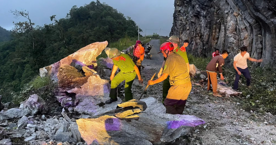 Lực lượng chức năng xã Cán Tỷ cùng người dân dọn đường.