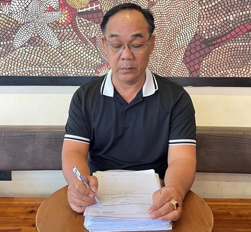Ông Nguyễn Xuân Mẫn cùng tập hồ sơ chứng minh bản chất vụ việc.
