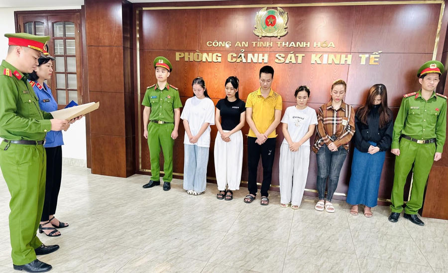 Cơ quan CSĐT Công an tỉnh Thanh Hóa thi hành Quyết định khởi tố vụ án, khởi tố bị can. Ảnh C.A tỉnh Thanh Hoá Cơ quan CSĐT Công an tỉnh Thanh Hóa thi hành Quyết định khởi tố vụ án, khởi tố bị can. Ảnh C.A tỉnh Thanh Hoá