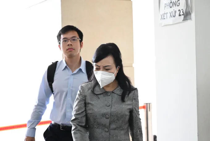 Cựu Bộ trưởng Bộ Y tế Nguyễn Thị Kim Tiến đến phiên tòa sáng nay.