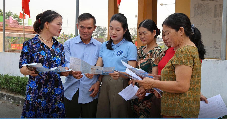 Tuyên truyền chính sách BHXH, BHYT cho người dân. (Ảnh: Hồng Lam)