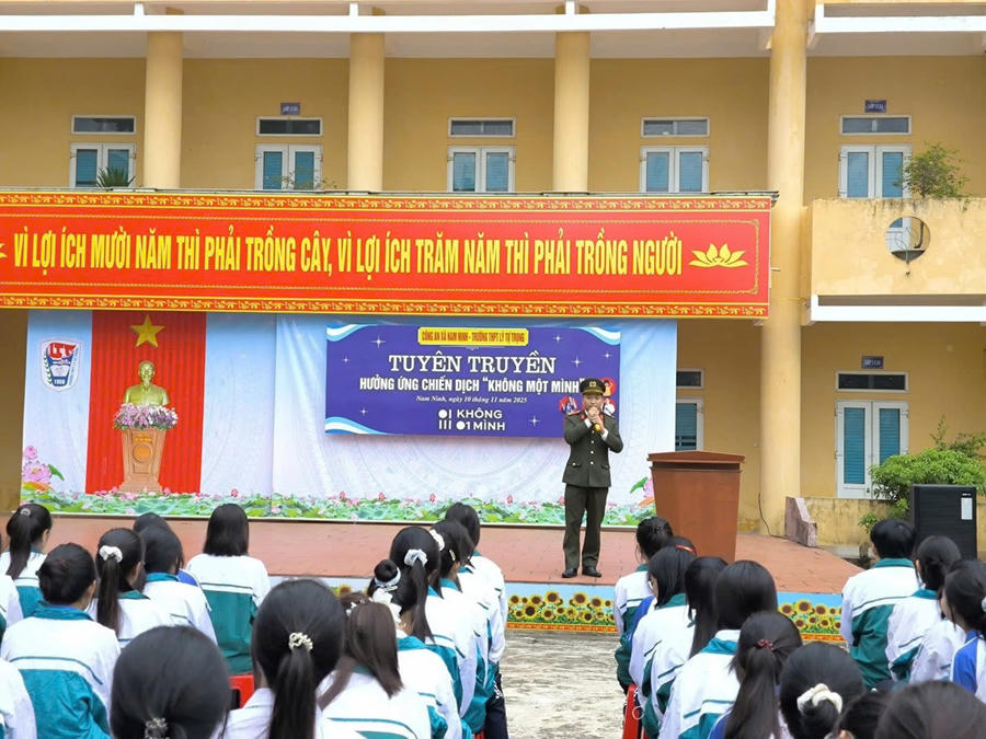Công an xã Nam Ninh phối hợp tổ chức chương trình tuyên truyền chiến dịch “Không một mình – Cùng nhau an toàn trực tuyến”