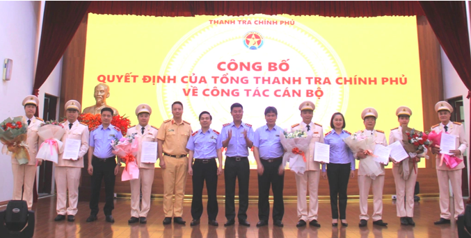 Lãnh đạo Thanh tra Chính phủ trao quyết định và tặng hoa chúc mừng 7 sĩ quan Công an nhân dân biệt phái công tác về cơ quan này (Ảnh: Thanh tra).

