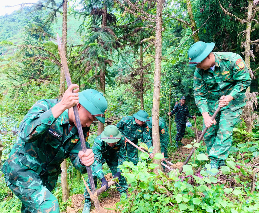 Cán bộ, chiến sĩ Đồn Biên phòng Tùng Vài, Bộ đội Biên phòng tỉnh Tuyên Quang tham gia mở mặt đường tuyến đường tuần tra biên giới đi mốc 306, 307, 308. (Ảnh: Hoàng Chính).
