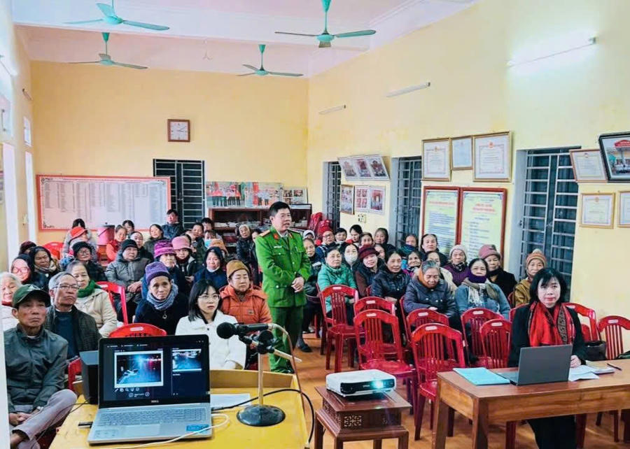 Hội LHPN xã và Ban công an xã Nam Ninh phối hợp tổ chức tuyên truyền, phổ biến pháp luật về trật tự, an toàn giao thông và phòng ngừa lừa đảo trên không gian mạng